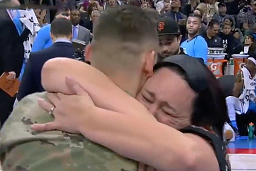 Эмоциональное воссоединение солдата с матерью попало на видео
