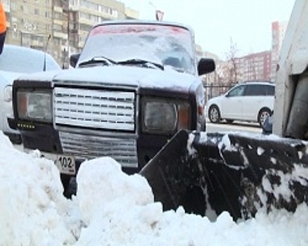 В Уфе приступили к расчистке улиц от машин, мешающих коммунальщикам убирать снег