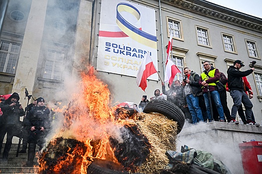 "Абрамс" из сена и горящие шины. Как в Варшаве протестуют фермеры