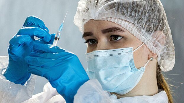Эксперт рассказал о «чипировании» русских иностранными вакцинами