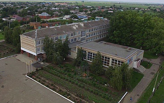 На Кубани девятиклассница выпала из окна третьего этажа школы
