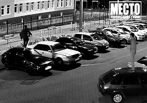 В Кирове подростки устроили прыжки на припаркованных машинах