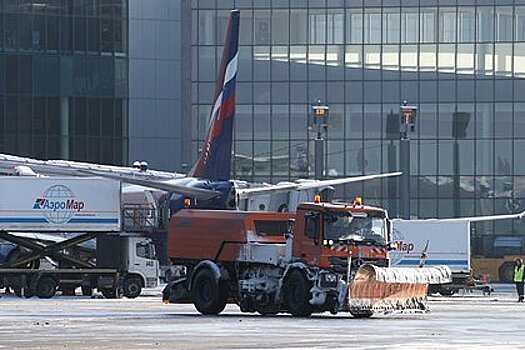 В российском аэропорту машина бортового питания столкнулась с самолетом