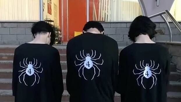 Российские школьницы в балахонах с пауками заставили ребенка встать на колени и избили его