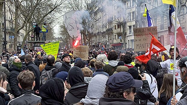 Во Франции протестующие расстреляли полицейских из фейерверков