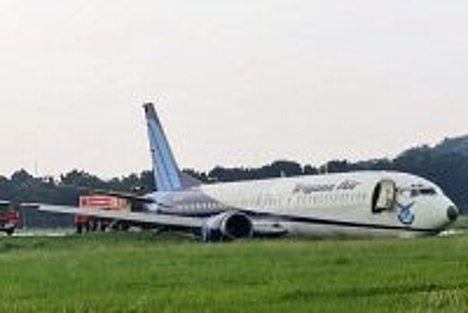 Грузовой самолет Boeing 737 компании Trigana выкатился за пределы ВПП