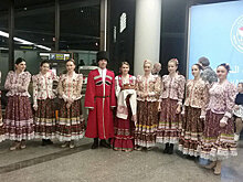 Хлеб-соль, балалайки: в Сочи встречают участников сирийского конгресса