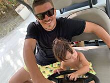 #мимимидня: звезда «Голоса» Антон Беляев пришел на «Новую волну» с двухлетним сыном на руках
