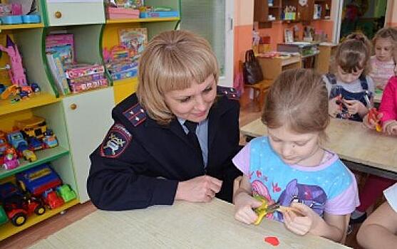 Курских дошколят учили делать «маячки безопасности»