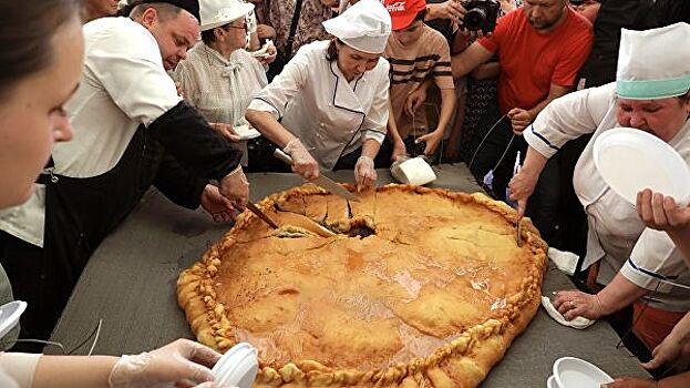 В Анапе испекли самый большой в России ягодный пирог