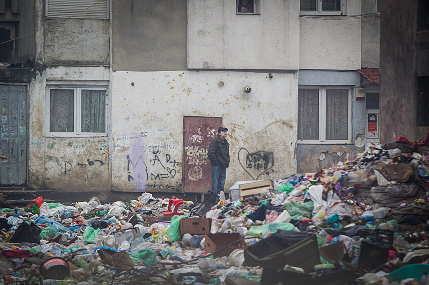  Все цыгане живут по-разному. Например, в городе Бая-Маре в северо-западной Румынии на окраине города живет около 1500 цыган. Главный источник дохода - продажа металлолома, найденного в местных заброшенных шахтах