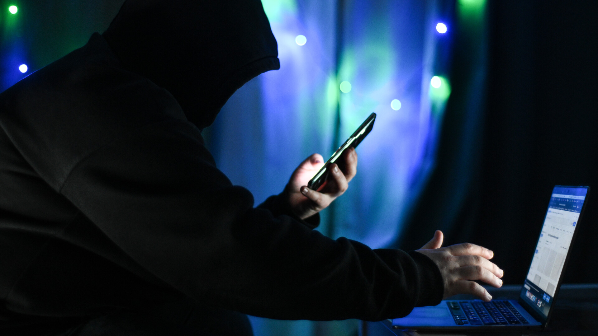 Rus prevaran za 3,3 milijona rubljev s pomočjo fotografij, ustvarjenih z umetno inteligenco