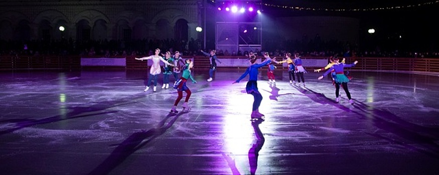 Жители Астрахани бесплатно увидели новогоднее представление на ледовом катке в кремле