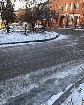 В настоящий каток превратилась дорога вблизи Пенсионного фонда в Пятигорске