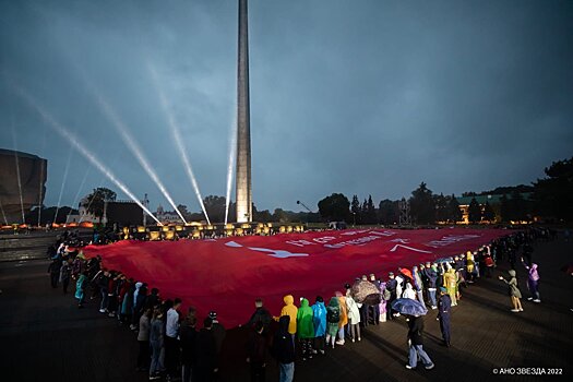 Самое большое Знамя Победы в мире развернули в Бресте и передали Брестской крепости-герою