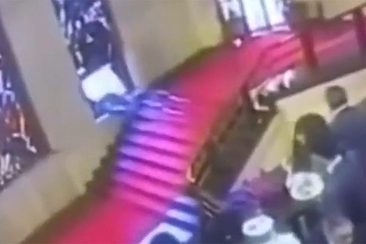 Итальянский политик разбил исторический витраж 1932 года