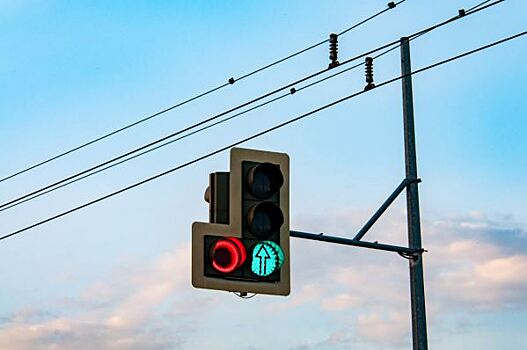В центре Екатеринбурга изменили работу светофора, который создавал пробки