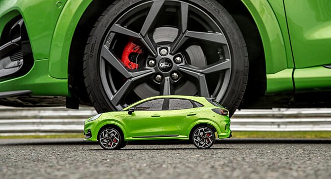 В Сети показали битву кроссовера Ford Puma ST против его же маленькой копии