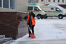 На Автозаводе при уборке снега отрабатывают обращения жителей