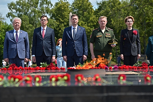 Андрей Гнеушев в День памяти и скорби возложил цветы к Вечному огню