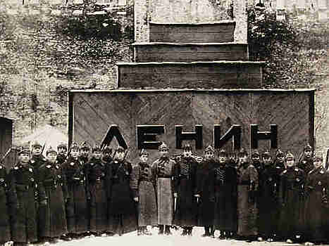 После смерти Ленина молодежь выбирала между Сталиным и Троцким