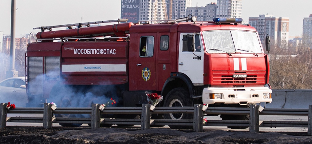Три автомобиля загорелись на юге Москвы