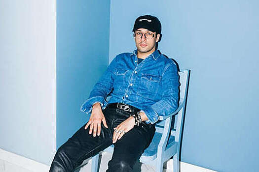 Стилист Алеко Надирян призвал носить лазурный цвет вместо коричневого