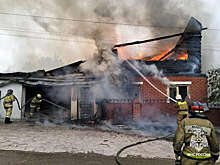 МЧС: пожарные тушат двухэтажный дом в центре Уфы