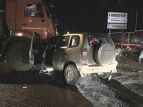 Двое маленьких детей пострадали в столкновении автоцистерны и «Нивы» в Уфе