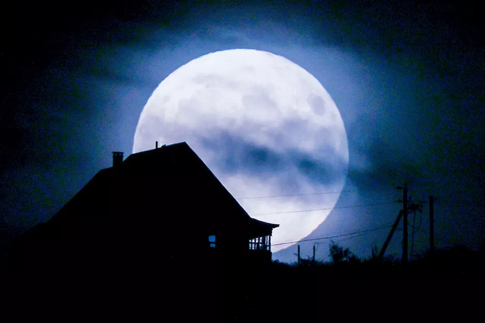 Луна сегодня 31. Голубая Луна. Синяя Луна синяя Луна. Синяя Луна 2023. Голубая Луна фото.