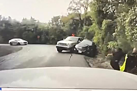 Полицейский в США спас жизнь автомобилистки и попал на видео