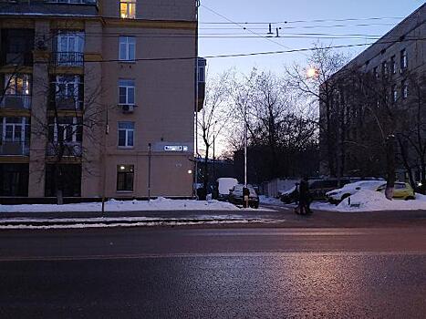 Коммунальщики восстановили адресный указатель дома на 1-й Дубровской