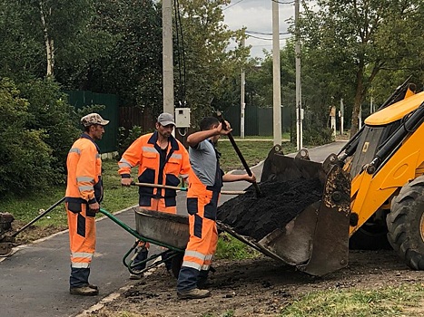 Специалисты отремонтируют тротуар в деревне Лукошкино