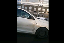 Водители в Санкт-Петербурге заметили маленькую девочку за рулем иномарки