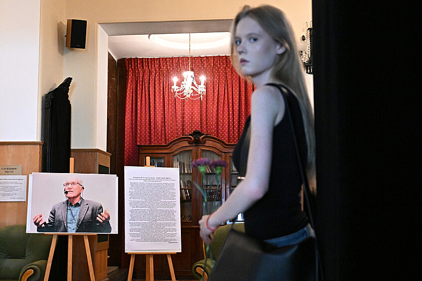 На церемонии прощания с народным артистом России, режиссером Александром Миттой в Центральном доме литераторов в Москве, 17 июля 2025 года