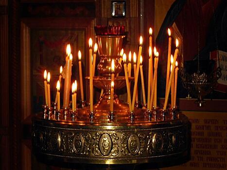 В храме Андрея Рублева на Масловке можно заказать службу и поставит свечу онлайн