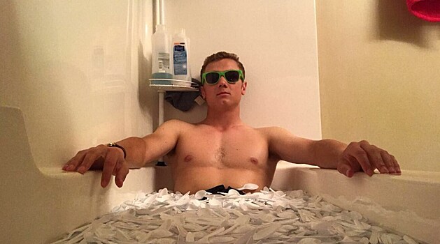 Американский школьник наполнил ванну 1,5 тысячами ложек