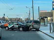 В Казани произошло ДТП около "Корстона" с участием каршерингового автомобиля