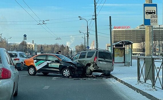 В Казани произошло ДТП около "Корстона" с участием каршерингового автомобиля