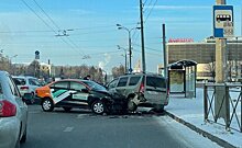 В Казани произошло ДТП около "Корстона" с участием каршерингового автомобиля