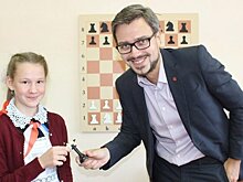 Постпред Хомич сыграл вничью в шахматы с семиклассницей из Новой Бии