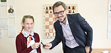 Постпред Хомич сыграл вничью в шахматы с семиклассницей из Новой Бии