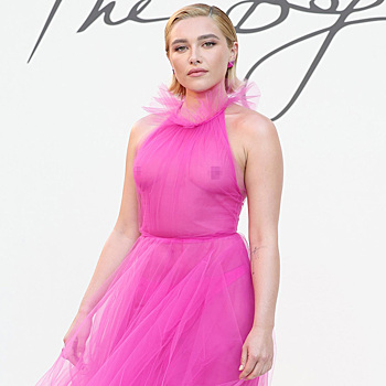 Флоренс Пью берёт на вооружение тренд на розовый в дерзком прозрачном платье