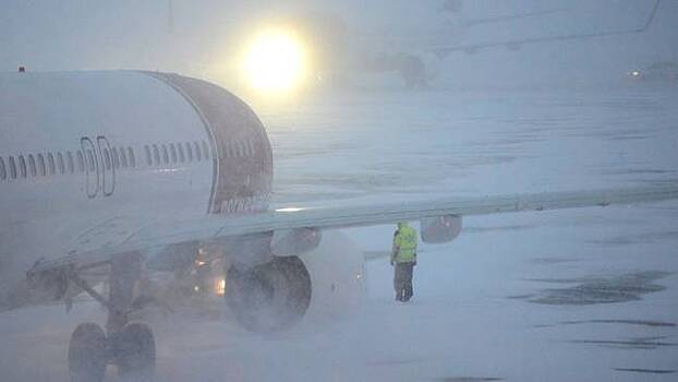 Московские аэропорты задержали рейсы из‐за погоды