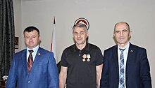 Спикер парламента Южной Осетии наградил депутата первого созыва