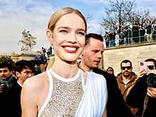 Наталья Водянова в мини-юбке посетила показ Dior