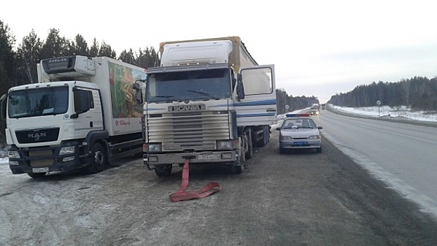 Свердловские полицейские спасли дальнобойщика, застрявшего на трассе в лютый мороз