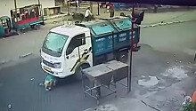 "Молитва спасла": в Индии женщину переехал грузовик с мусором. Видео