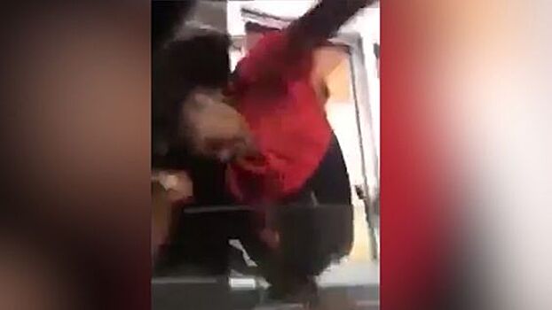 Видео: Мужчина избил сотрудницу фаст-фуда и вытащил ее на улицу за волосы