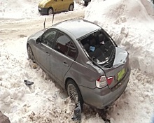 В Уфе пострадали автомобили от падения глыб снега и льда с крыши домов